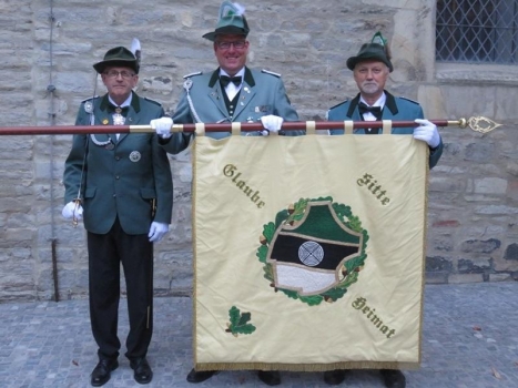 v.l.: Fahnenoffizier Albert Lenz, Fahnenobmann Heiner Balshüsemann, Fahnenoffizier Günter Otto