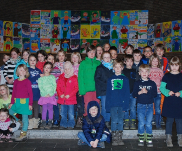 Schülerinnen und Schüler der Margaretenschule vor dem von ihnen erstellen Altarbild