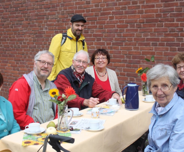 Gute Stimmung bei der Apfelsaft und -kuchenverköstigung Foto: Chr. Schräder