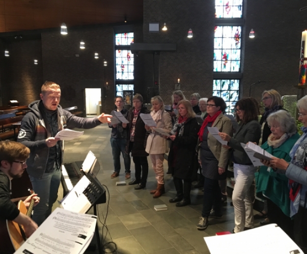 Michael Austenfeld dirigiert den Spontanchor vor Beginn des Gottesdienstes