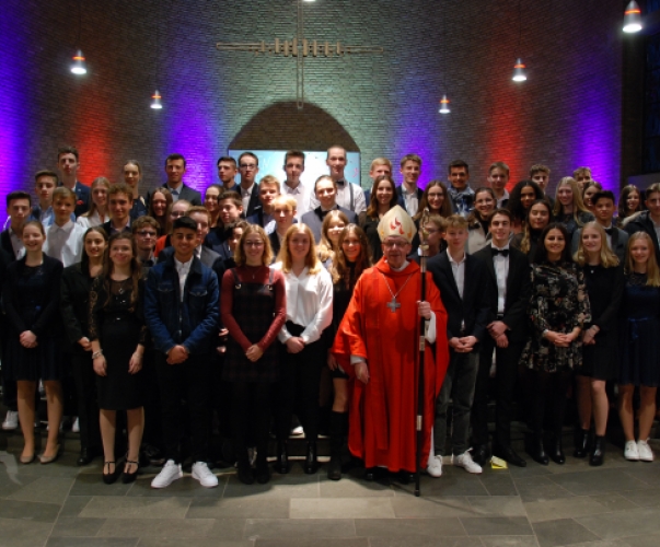 Gruppenfoto der 56 neugefirmten Jugendlichen mit Weihbischof Geerlings