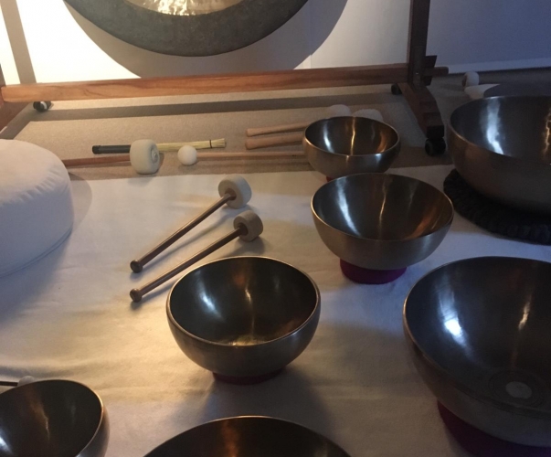 Verschiedene Klangschalen stehen bereit