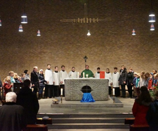 Die Erstkommunionkinder beim Friedensgruß im Vorstellungsgottesdienst