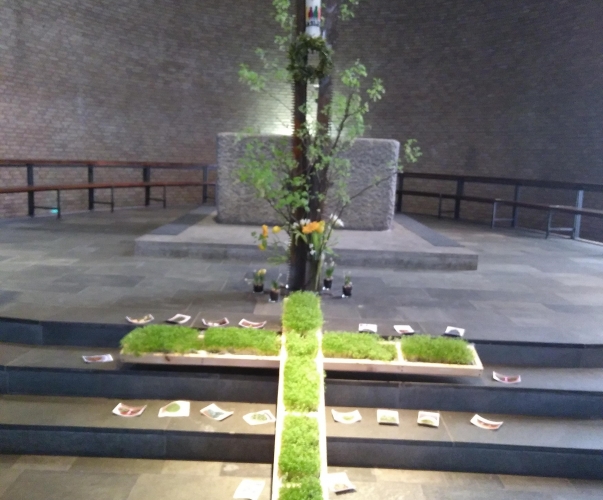 Ein Kreuz liegt seit Karsamstag in der Margaretakirche mit Muttererde und Kressesamen eingesät.  
