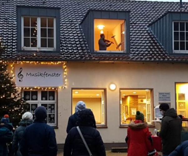 Blick auf das Musikfenster am Nikolaustag