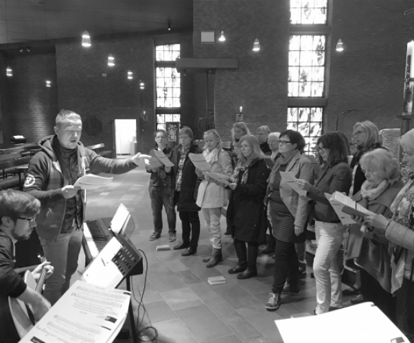 Michael Austenfeld leitet einen Spontanchor in der Margaretakirche