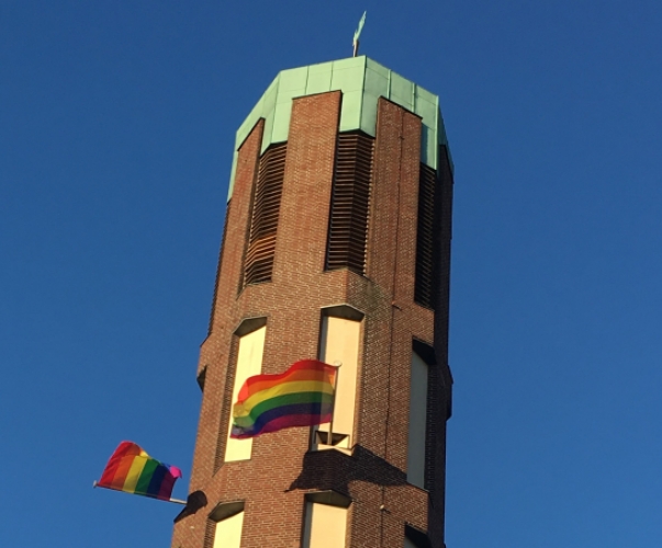 Regenbogenfahnen am Turm der Margaretakirche