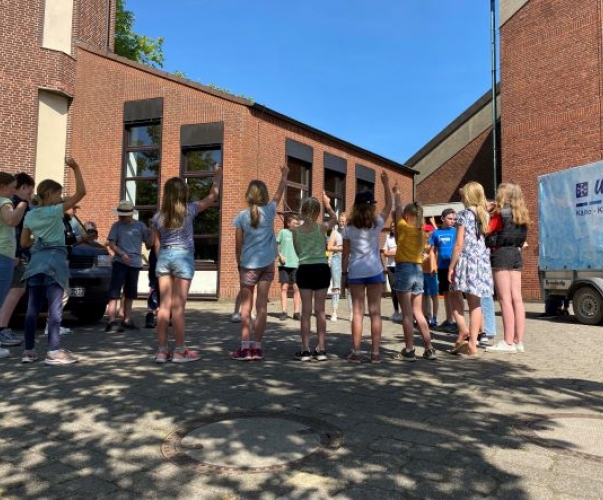 Abfahrt zum Messdienerlager 2022 an der Margaretakirche