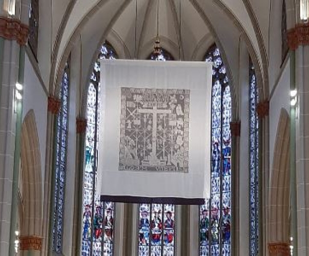 Das Hungertuch aus St. Konrad hängt in der Herz-Jesu-Kirche