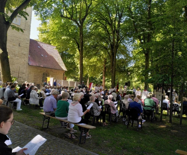 Messe in der "grünen Kathedrale"