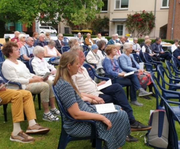 KAB-Jubiläumsgottesdienst im Garten des Kettlerhauses