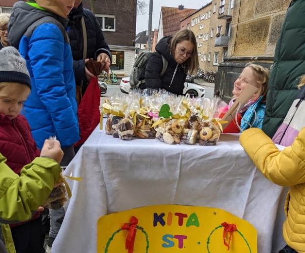 Eltern beim Plätzchenverkauf