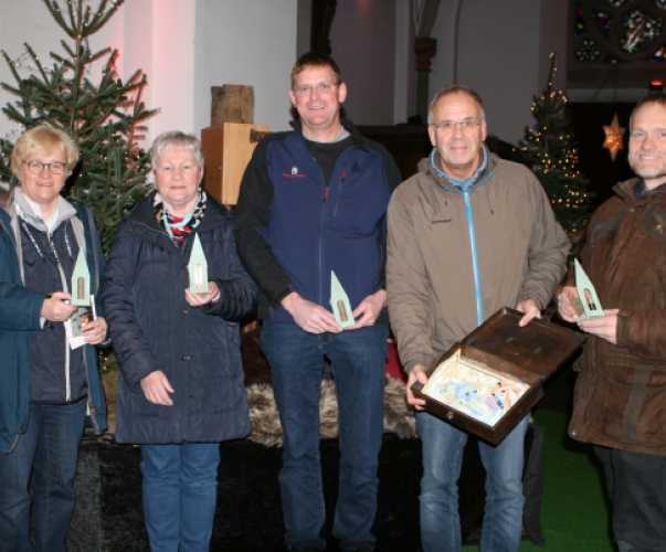 Übergabe des Erlöses vor der Krippe in Herz-Jesu