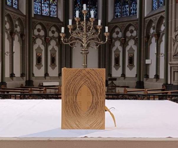 Das Neue Evangeliar auf dem Altar in Herz-Jesu