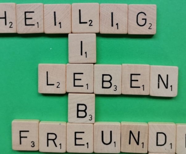 Scrabble-Buchstaben zu Heilig