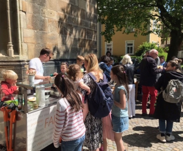 Leckeres am Stand vor der Herz-Jesu-Kiche