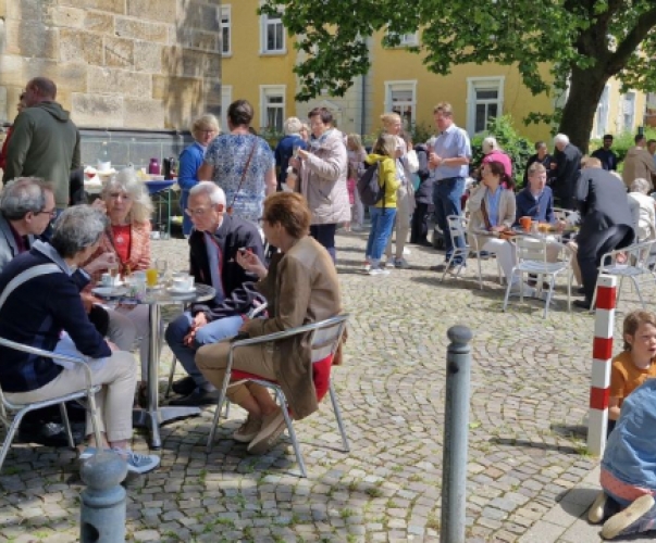 Begegnung nach dem Festgottesdienst