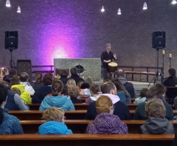 Blick in den Trommel-Gottesdienst