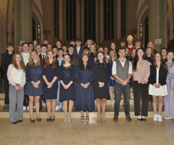 Das Foto zeigt 39 Jugendliche aus der Pfarrei Sankt Mauritz, die am 11. Oktober in der Herz-Jesu-Kirche gefirmt worden sind.