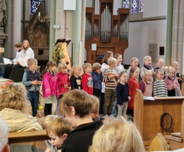 Die Bibeltags-Kinder singen im Gottesdienst