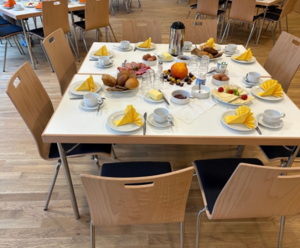 Blick auf den Frühstückstisch