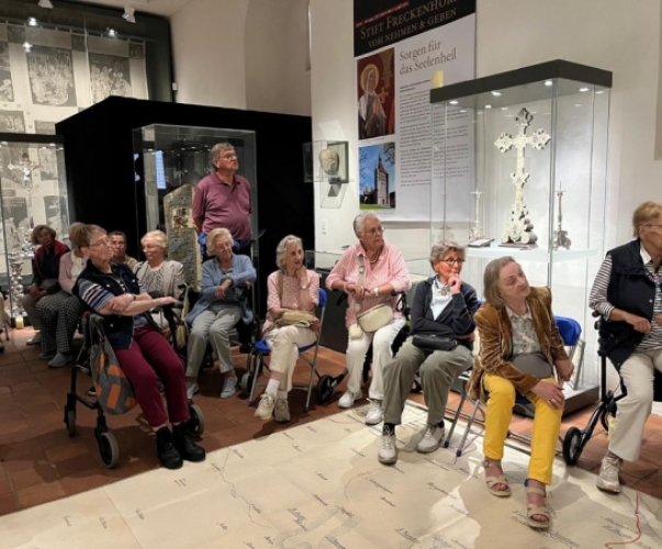 Die kfd-Besucherinnen und Besucher in der Stiftskammer
