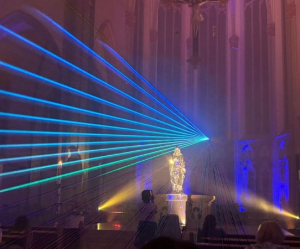 Laserstrahlen in der Kirche