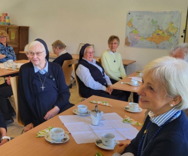 Gemeindemitglieder und Ordensfrauen