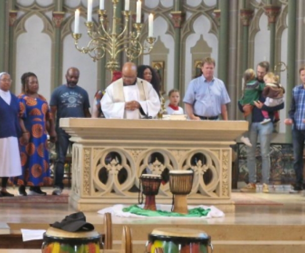 Gemeinschaft rund um den Altar