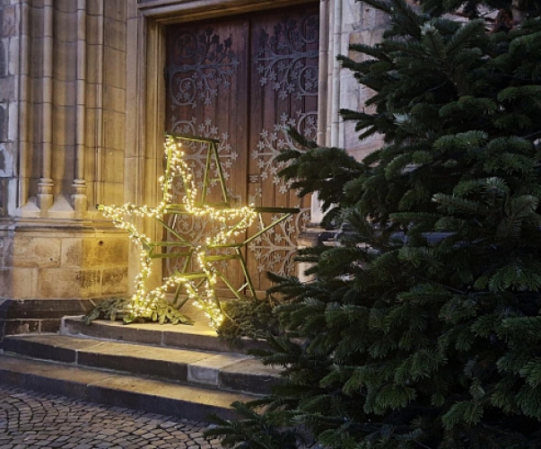Lichterstern vor der Kirchentür