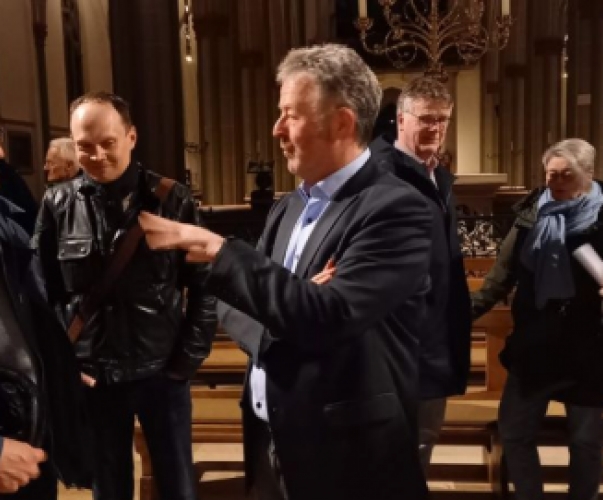 Referent Franz Peters im Gespräch mit Zuschauern