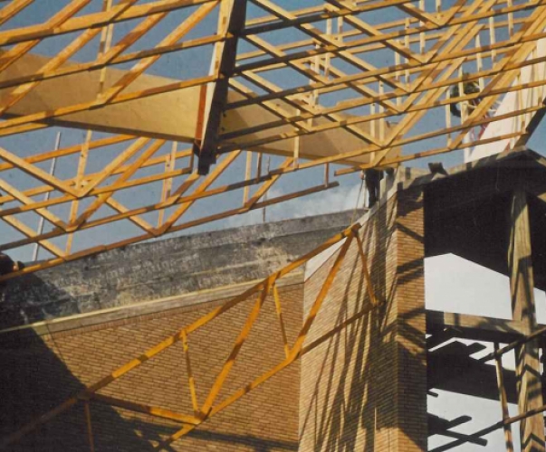 Der Dachstuhl der Margaretakirche während der Bauzeit im Jahr 1962