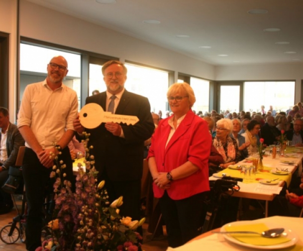 Die symbolische Schlüsselübergabe