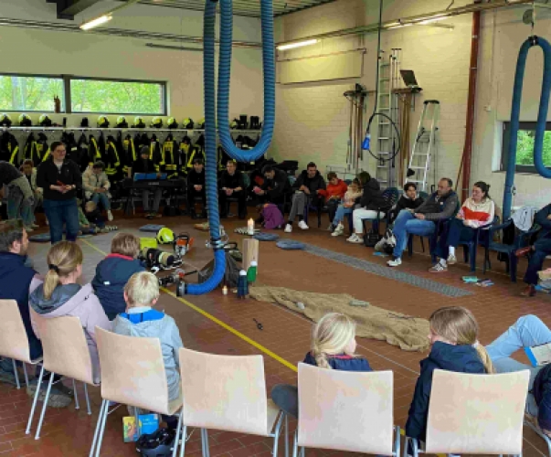 Eine Gruppe Menschen sitzt in einem Kreis bei einem Gottesdienst