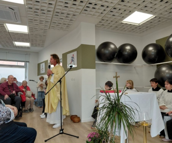 Karsten Weidisch beim Gottesdienst in den Therapieräumen