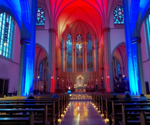 Blick in die farbig beleuchtete Kirche