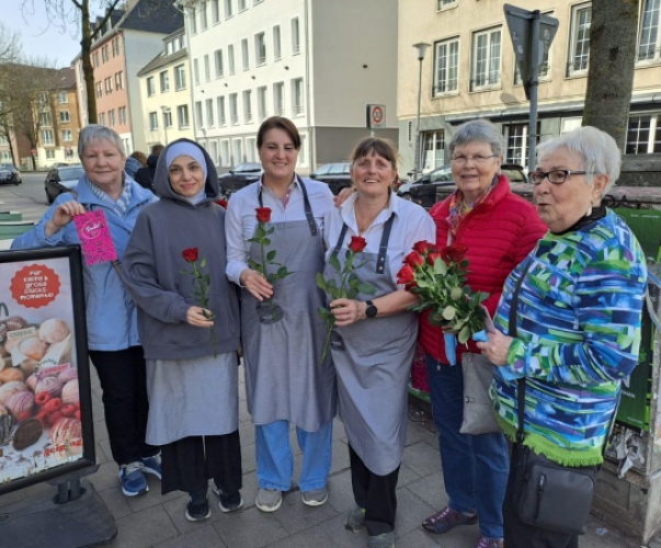 Bei der Übergabe der Rosen