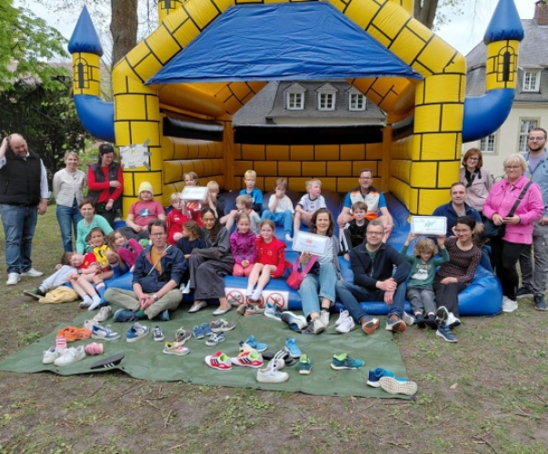Die Teilnehmenden an der Hüpfburg