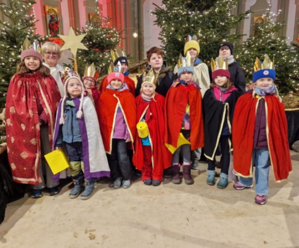 Eine Sternsingergruppe